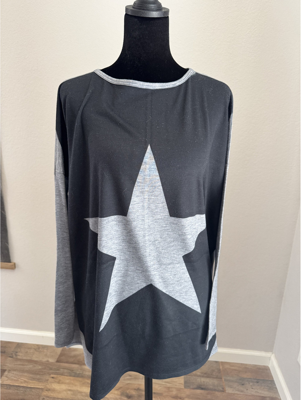 Go Couture Women's Long Sleeve Star Print Pullover Sweater Size Small
